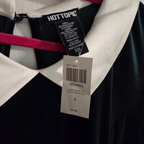 Hot Topic Green Velvet Long-Sleeve Dress- NWT- Size 3x - Picture 6 of 6